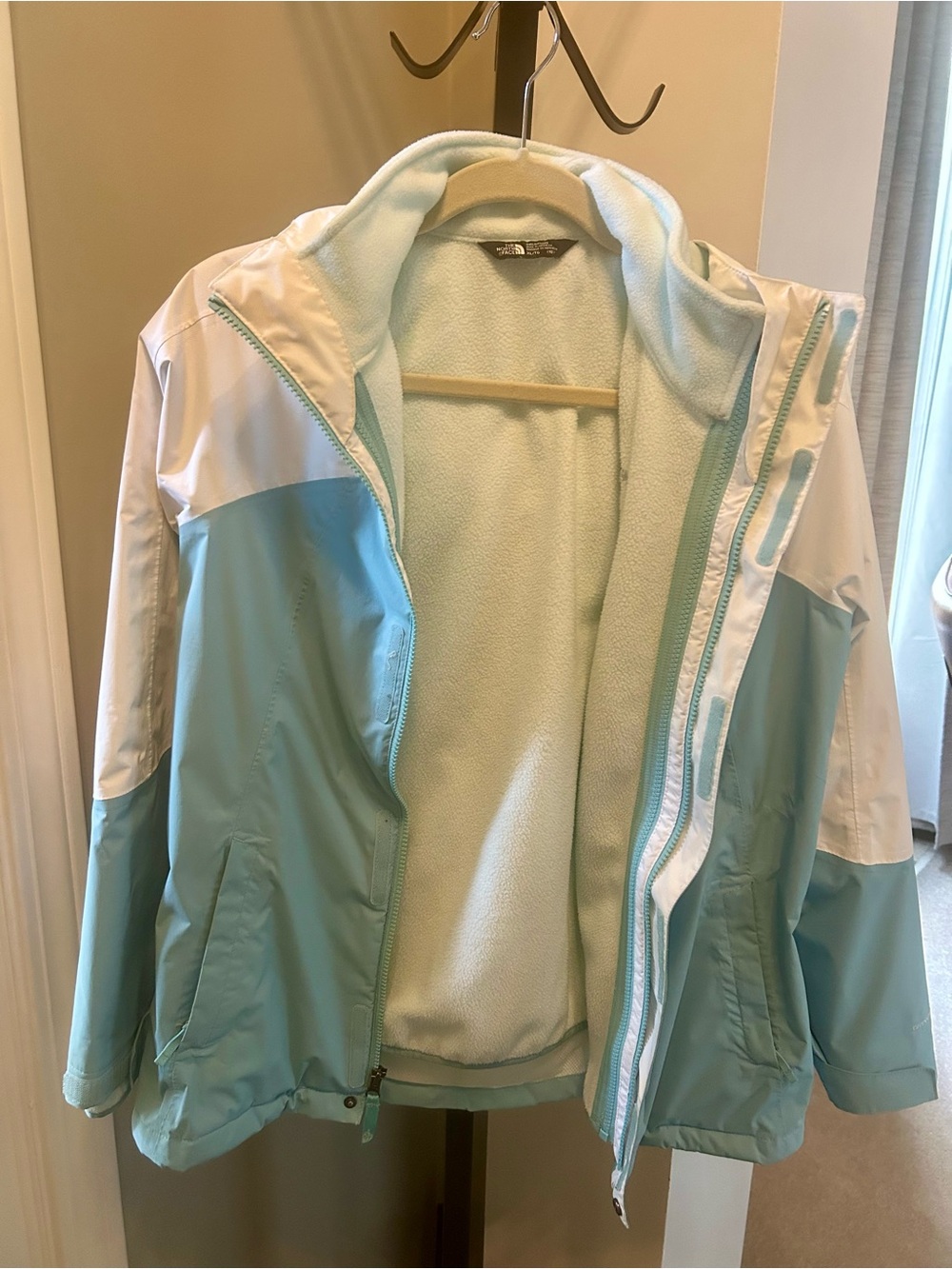 North Face Girls XL (Size 18) Light Blue & White Insulated Ski Jacket with Hood
